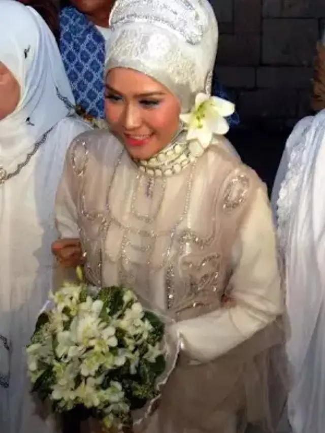 Potret pernikahan Hanung Bramantyo dan Zaskia Adya Mecca. (Foto: Brilio)