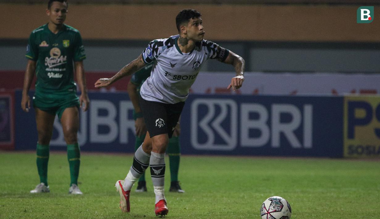 Gelandang Persikabo 1973, Ciro Henrique mencetak gol lewat tendangan penalti ke gawang Persebaya Surabaya dalam laga pekan kedua BRI Liga 1 2021/2022 di Stadion Wibawa Mukti, Cikarang, Sabtu (11/09/2021). Persikabo kalah 1-3. (Foto: Bola.com/Bagaskara Lazuardi)