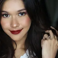 Lipstick can be your statement. Jika harus pilih warna apa, sebaiknya masukkan burgundy pada daftar. Stunning and versatile. (Sumber foto: nanamirdad_/instagram)