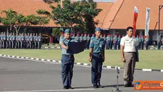 Citizen6, Surabaya: Apel gabungan antap dan siswa memperingati lahirnya dasar negara Republik Indonesia, Pancasila di Lapangan Laut Maluku, Bumimoro, Surabaya. (Pengirim: Penkobangdikal).