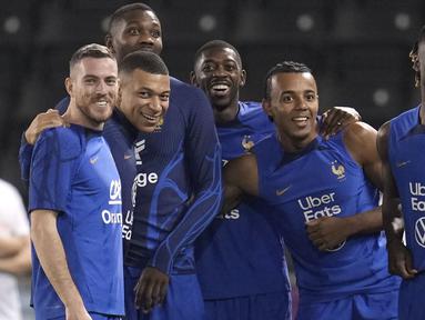 Lima pemain Timnas Prancis absen saat sesi latihan persiapan menjelang laga final Piala Dunia 2022 melawan Argentina yang berlangsung di Stadion Jassim bin Hamad, Doha, Qatar pada Jumat (16/12/2022) waktu setempat. (AP Photo/Christophe Ena)