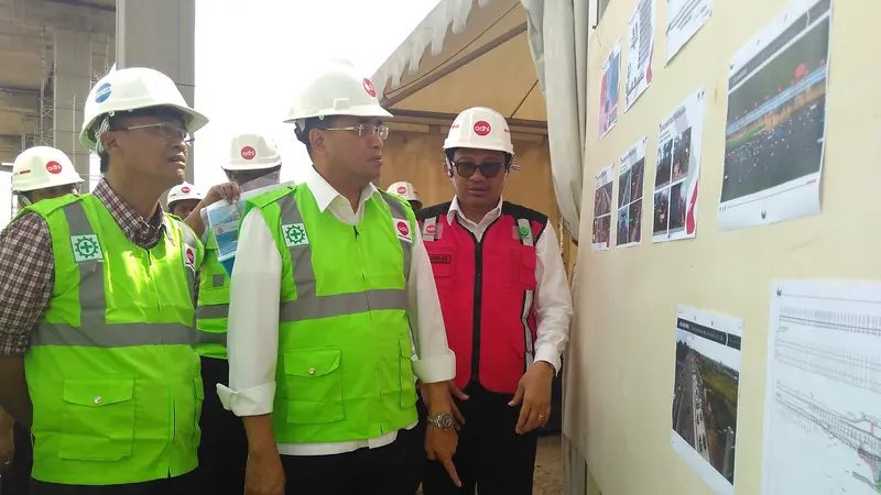 Menteri Perhubungan (Menhub), Budi Karya Sumadi meninjau lokasi proyek kereta ringan (LRT) Jabodetabek. (Liputan6.com/Fiki Ariyanti)