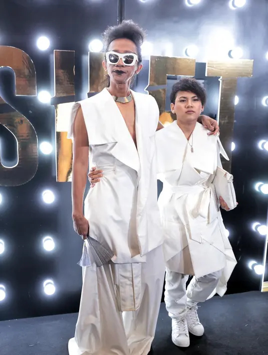 "Ini kostum temanya samurai with his apprentice, sebelum jadi ninja. Mempresentasikan kita berdua aja dan bilang ke khalayak," kata Aming di kawasan Kebon Jeruk, Jakarta Barat, Senin (31/10). (Adrian Putra/Bintang.com)