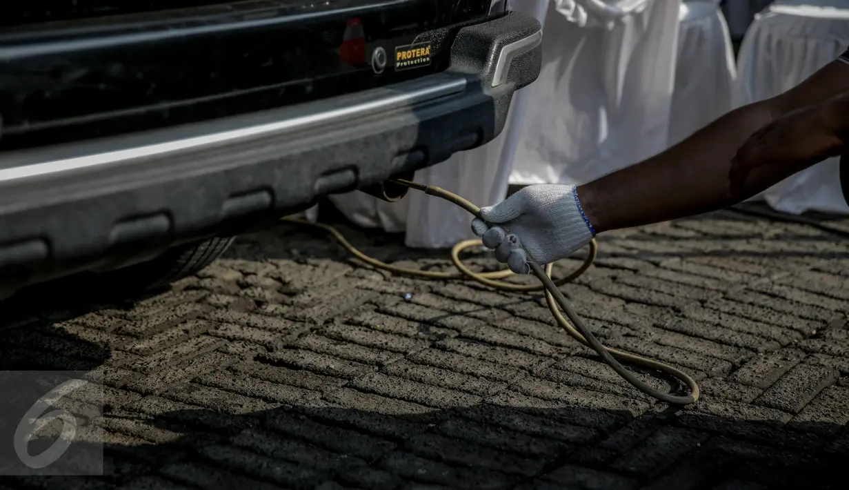 Petugas mengecek emisi gas buang  saat uji emisi kendaraan bermotor di kawasan Tugu Proklamasi, Jakarta, Selasa (16/5). Suku Dinas Lingkungan Hidup Jakarta Pusat menggelar uji emisi guna menekan angka polusi kendaraan. (Liputan6.com/Faizal Fanani)
