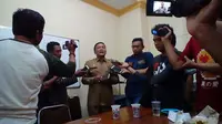 Sekertaris DPRD Bangkalan Setiadjit saat diwawancara wartawan soal eksekusi Ketua Komisi A Kasmu (Liputan6.com/Musthofa Aldo)