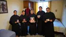 Pastor Ramiro Castillo bersama para biarawan berpose sambil memegang foto Robert Francis Prevost, yang menjadi Paus Leo XIV pada 8 Mei 2025, di kamar tempat paus baru itu tinggal antara tahun 1988 dan 1998 di biara Augustine Santo Tomas de Villanueva, Trujillo, Peru Utara. Foto diambil pada hari pemilihan Robert Francis Prevost sebagai paus ke-267 Gereja Katolik. (Steffano Palomino/AFP)