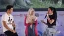 Pemain film Buffalo Boys, Pevita Pearce (kanan) bersama Yoshi Sudarso (kiri) berbicara dengan peserta Emtek Goes to Campus (EGTC) 2018 di Universitas Negeri Semarang (UNNES), Semarang, Kamis (19/7). (Liputan6.com/Herman Zakharia)