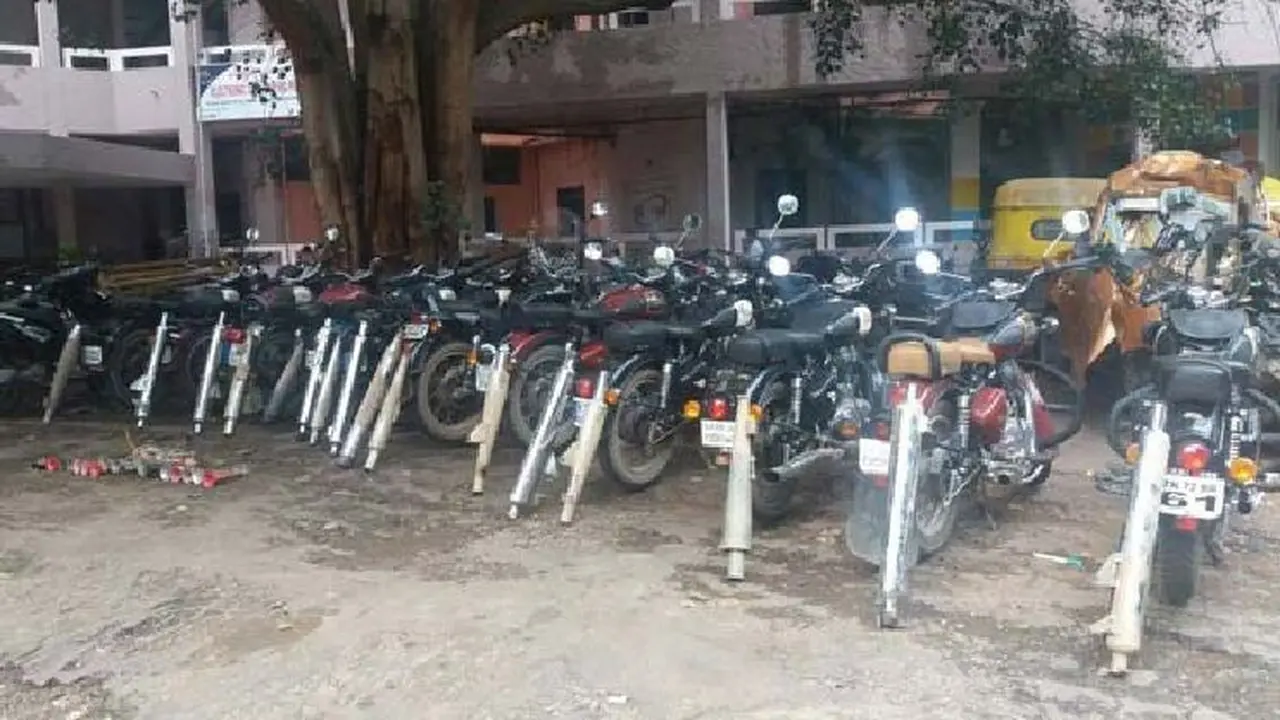 Royal Enfield dengan knalpot modifikasi dirazia polisi (foto: Drivespark)