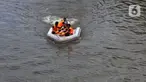 Petugas UPK Badan Air Provinsi DKI Jakarta melakukan ujicoba ketahanan dan kesimbangan perahu yang terbuat dari botol plastik bekas di aliran Kanal Banjir Timur (KBT), Jakarta, Selasa (5/3/2024). (merdeka.com/Imam Buhori)