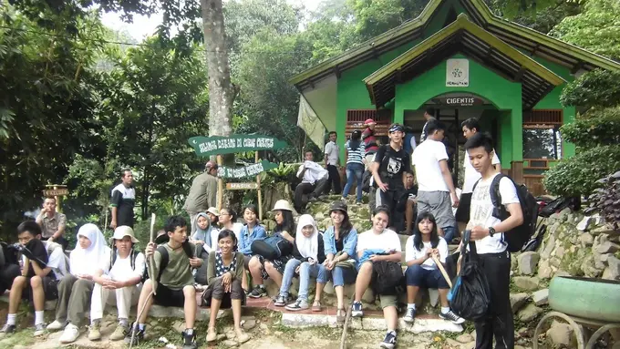 Gaya Kasual Anak-anak SMA Kalau Lagi Jalan ke Alam