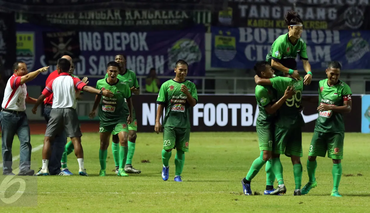 Pemain PS TNI merayakan gol yang dicetak Gustur Cahyo Putro saat laga melawan Persib pada lanjutan Liga 1 di Stadion Pakansari, Kab Bogor, Sabtu (22/4). PS TNI bermain imbang Persib 2-2. (Liputan6.com/Helmi Fithriansyah)
