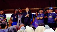 Saan Mustopa bersama warga Karawang merayakan HUT Partai Nasdem. (Liputan6.com/Taufiqurrohman)
