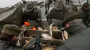 Nelayan memilah ikan mas hasil tangkapan saat panen ikan secara tradisional di kolam Horusicky, dekat kota Veseli nad Luznici, Republik Ceko, 24 Oktober 2017. (AP Photo/Petr David Josek)