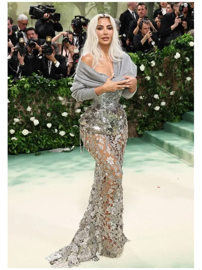 Tampilan Pinggang Super Ramping Kim Kardashian Curi Perhatian di Met Gala 2024