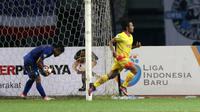 Pemain Bhayangkara, Ilham Udin merayakan golnya ke gawang Persib Bandung pada laga Liga 1 2017 di Stadion Patriot, Bekasi, Minggu (04/06/2017). (Bola.com/Nicklas Hanoatubun)