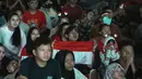 Wajah tegang para suporter Indonesia saat acara nonton bareng laga perebutan tempat ketiga Piala Asia U-23 2024 antara Timnas Indonesia U-23 menghadapi Irak di Plaza Kemenpora, Senayan, Jakarta Pusat, Kamis (2/5/2024) malam WIB. (Bola.com/Afi)