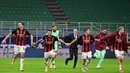 Pemain AC Milan merayakan merayakan kemenangan atas Inter Milan pada laga lanjutan Liga Italia di Stadion San Siro, Sabtu (17/10/2020) malam WIB. Dalam laga Derby Della Madonnina ini, AC Milan menang 2-1 atas Inter Milan. (AFP/Miguel Medina)