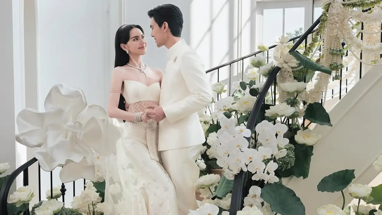 6 Potret Dekorasi Tangga Pernikahan Davika Hoorne, Elegan Bernuansa Putih Klasik
