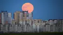 Bulan purnama terlihat di atas apartemen di Minsk, Belarus, Kamis (7/5/2020). Fenomena supermoon atau di belahan Bumi lain disebut flower moon ini merupakan yang terakhir di tahun 2020. (AP Photo/Sergei Grits)