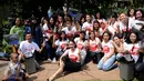 Relawan dari Gerakan Aksi Srikandi Coblos Ahok (Gadis Ahok) foto bersama dengan warga saat mendatangi kawasan Cipete, Jakarta Selatan, Senin (26/12). Mereka juga ikut membersihkan lingkungan sekitar di kawasan tersebut. (Liputan6.com/Gempur M Surya)