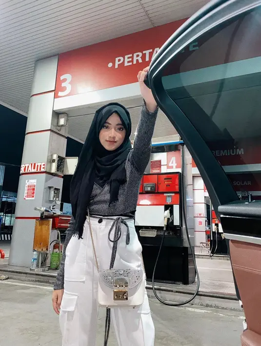 Ketika hendak gas station date bersama doi, kamu dapat menggunakan baju berwarna hitam dengan motif list putoh serta cargo pants berwarna putih. (instagram/shireeenz)
