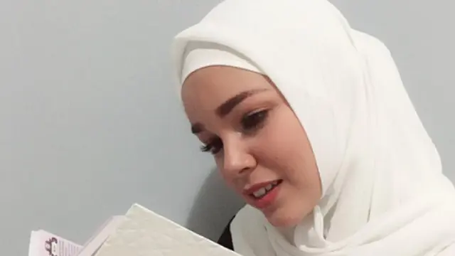 Artis Mualaf Mengkaji Agama