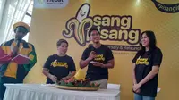 Founder Sang Pisang Kaesang Pangarep (kedua kanan), GM Sang Pisang Mimi (kedua kiri) dan Chef Desi Trisnawati (kanan) saat potong tumpeng pada perayaan Ulang Tahun Ke-5 Sang Pisang dan peluncuran logo baru di Outlet Sang Pisang Cikini, Jakarta (19/11/2022) (Liputan6.com/HO)