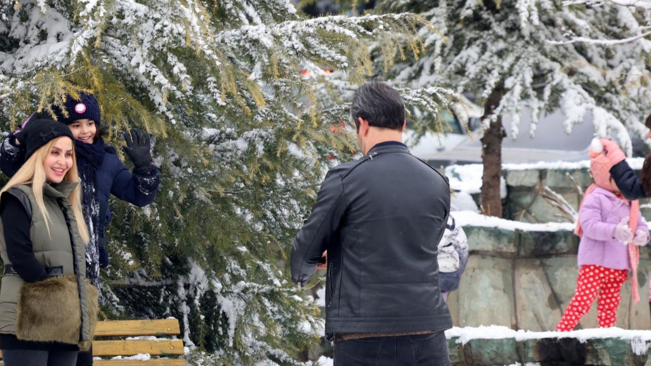 Tidak hanya itu, salju yang menutupi Parvaz Parc juga membuat suasana menjadi eksotis dan menambah keindahan taman ini semakin menakjubkan. <br>(Foto ATTA KENARE / AFP)<br>