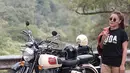 Nama Ayu Permatasari lebih dikenal publik sebagai chef Aiko. Selebirti chef satu ini ternyata memiliki hobi lain selain memasak. Chef Aiko ternyata memiliki kegemaran yang sama dengan sang suami yaitu mengendarai motor gede. (Liputan6.com/IG/@aiko_sarwosri)