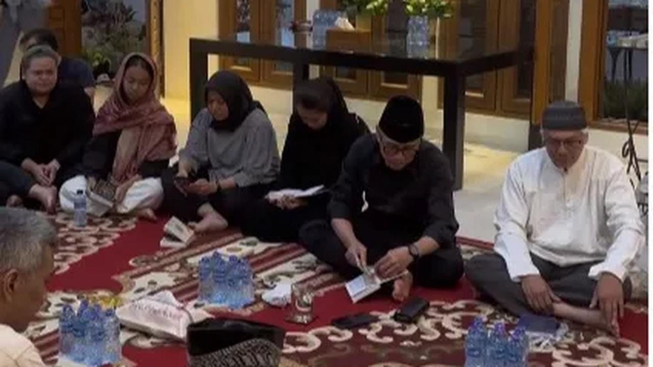 Masih dalam unggahan yang sama, keluarga juga mengadakan tahlilan di rumah duka untuk mendoakan almarhum.&nbsp;