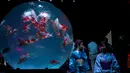 Dua wanita mengenakan kimono melihat ikan mas saat pratinjau pers dari pameran EDO Nihonbashi Art Aquarium 2018 di Tokyo, Jepang (5/7). Pameran tersebut menampilkan sekitar ribuan ikan mas. (AFP Photo/Martin Bureau)