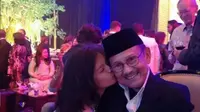 BJ Habibie bersama sang cucu, Tifani Habibie (Foto: Instagram/@tifanihabs)