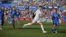 Striker Real Madrid, Cristiano Ronaldo, melepaskan tendangan ke gawang Getafe pada laga La Liga Spanyol Stadion Coliseum Alfonso Perez, Sabtu (14/10/2017). Real Madrid menang 2-1 atas Getafe. (AP/Paul White)