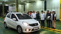 Menteri Perhubungan (Menhub) Dudy Purwagandhi mengecek arus lalu lintas di Pelabuhan Indah Kiat, Merak, Banten pada Sabtu dini hari (22/3/2025). (Dok Kemenhub)