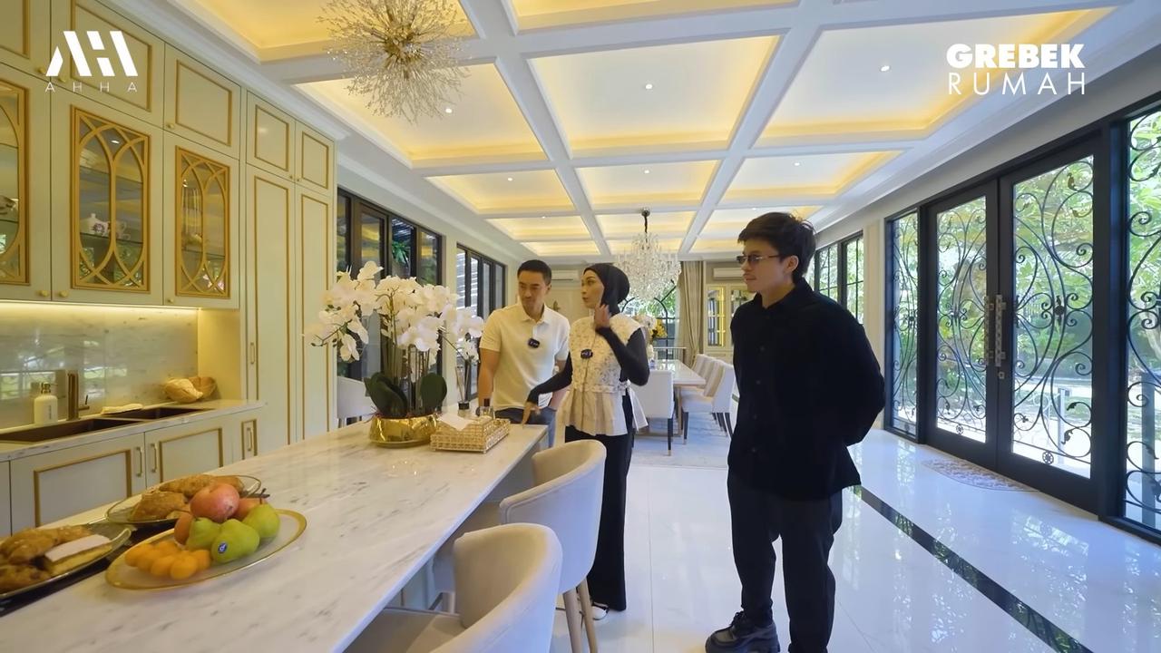 5 Potret Dapur di Istana Megah Putri Zulhas & Zumi Zola, Seluas Lapangan Sepakbola & Mewah dengan Sentuhan Emas