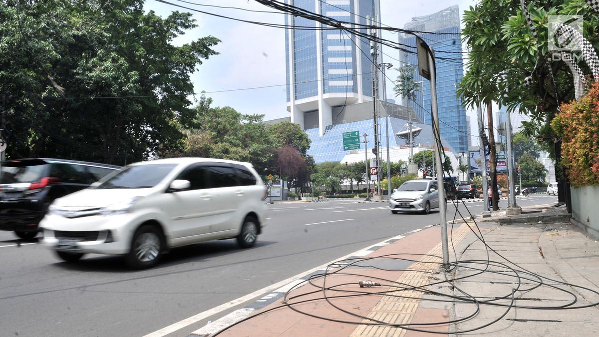FOTO: Bahaya, Ada Kabel Menjuntai di Jalan Haji Agus Salim - Foto