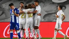 Pemain depan Real Madrid, Karim Benzema (tengah) bersama rekan setimnya merayakan gol ke gawang Alaves pada lanjutan Liga Spanyol di stadion Alfredo di Stefano, Sabtu (11/7/2020). Real Madrid menang 2-0 lewat gol Karim Benzema dan Marco Asensio. (GABRIEL BOUYS/AFP)