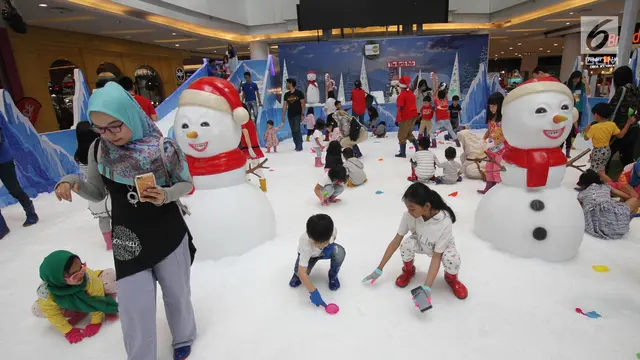 Sambut Natal dan Tahun Baru, Anak-Anak Asyik Bermain Salju di Mal