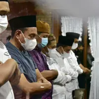 Gubernur Sumut, Edy Rahmayadi, melaksanakan Salat Gerhana Bulan di kediaman pribadinya, Rabu (26/5/2021) malam