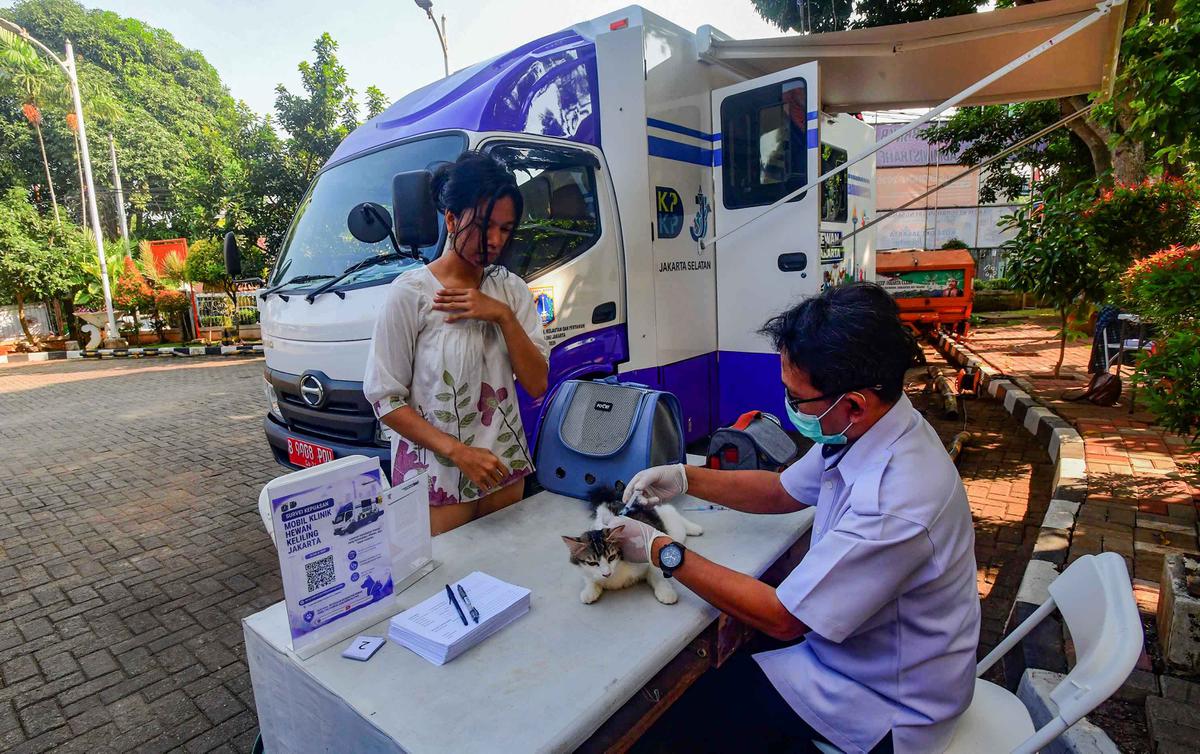 Warga Manfaatkan Layanan Klinik Hewan Keliling