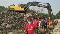 Para relawan yang berasal dari komunitas dan warga sekitar ikut terjun membersihkan sampah yang berada di TPS liar dekat bantaran Kali Cikeas, Jatirangga, Jatisampurna, Kota Bekasi. (Liputan6.com/Bam Sinulingga)