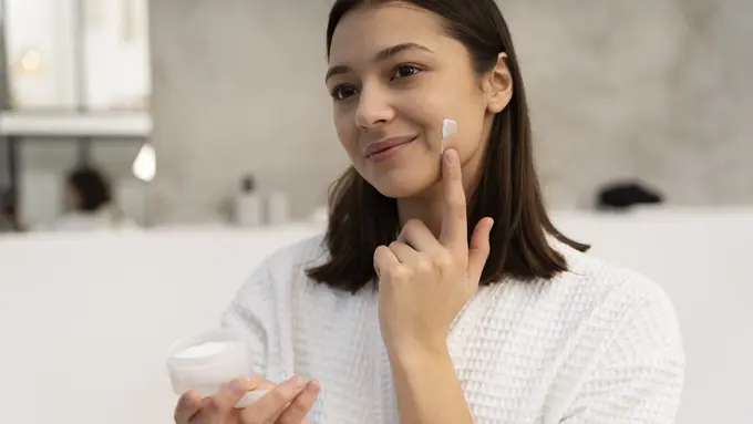 7 Tips Menggunakan Loose Powder Agar Hasil Makeup-mu Makin Flawless (photo by freepik.com)