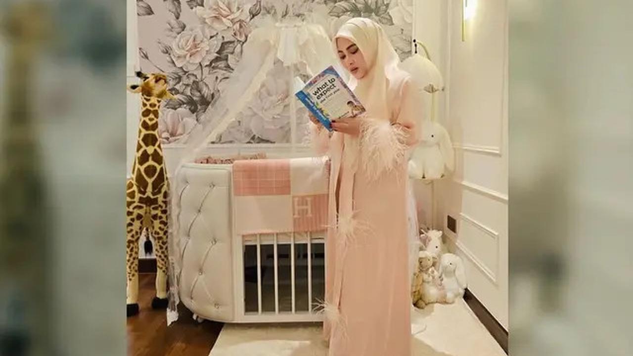 6 Gaya Mahal Syahrini Momong Princess R, Serba Hermes dari Selimut Rp19 Juta hingga Tas Rp700 Juta-an