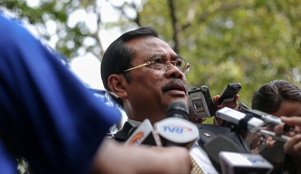 Jaksa Agung M Prasetyo masih merahasiakan kapan eksekusi akan dilakukan, Jakarta, Selasa (28/4/2015).  Namun, ia berjanji akan mengumumkan secepatnya setelah eksekusi dilakukan. (Liputan6.com/Faizal Fanani)