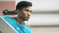 Bek yang musim lalu membela Perseru, Muhammad Zaenuri, mulai berlatih bersama Arema FC di  pusat kebugaran Universitas Brawijaya Malang, Senin (11/12/2017). (Bola.com/Iwan Setiawan)