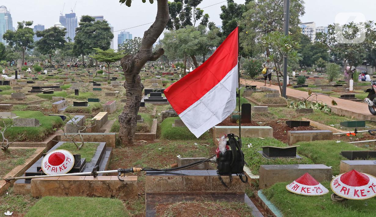 Atribut kemerdekaan milik Petugas Pertamanan dan Kehutanan Kota Jakarta Pusat terlihat di TPU Karet Bivak, Jakarta, Minggu (16/8/2020). Para petugas bekerja dengan mengenakan atribut kemerdekaan dalam rangka menyambut HUT ke-75 RI. (Liputan6.com/Herman Zakharia)