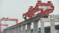 Foto pada 2 September 2020 ini menunjukkan lokasi pekerjaan pemasangan gelagar kotak (box girder) jalur Kereta Cepat Jakarta-Bandung (KCJB). Pemasangan gelagar sedang berlangsung di ketiga balok yard di sepanjang jalur Kereta Cepat Jakarta-Bandung dalam tiga hari terakhir. (Xinhua/Du Yu)