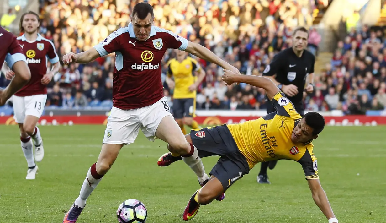 Pemain Arsenal, Alexis Sanchez  berusaha merebut bola dari hadangan pemain Burnley, Dean Marney pada lanjutan Premier League pekan ke-7 di Stadion Turf Moor, (2/10/2016). (Action Images via Reuters/Jason Cairnduff)