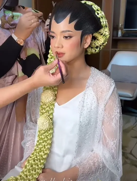 Menutup tampilan Ica, Rhay memulas lipstik cokelat bernuansa coral yang bikin ia terlihat makin ayu [@rhay_david]