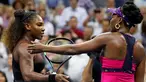Petenis Serena Williams (kiri) menghampiri kakak perempuannya, Venus Williams usai bertanding di putaran ketiga turnamen tenis AS Terbuka di New York, Jumat (31/8). Serena mengalahkan Venus dengan skor 6-1, 6-2. (AP Photo/Adam Hunger)